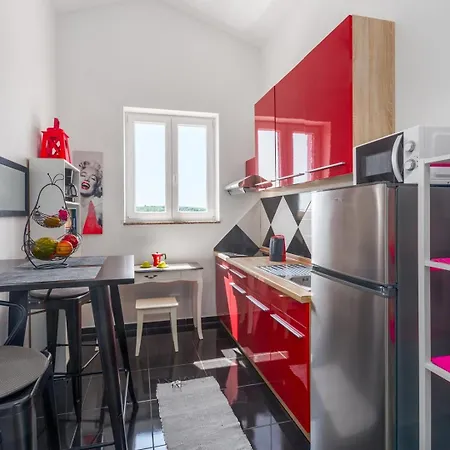 Apartment Figaro With Pool And Garden For 4 Persons