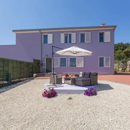 Figaro With Pool And Garden For 4 Persons