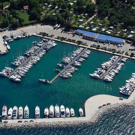 아파트 Figaro With Pool And Garden For 4 Persons *