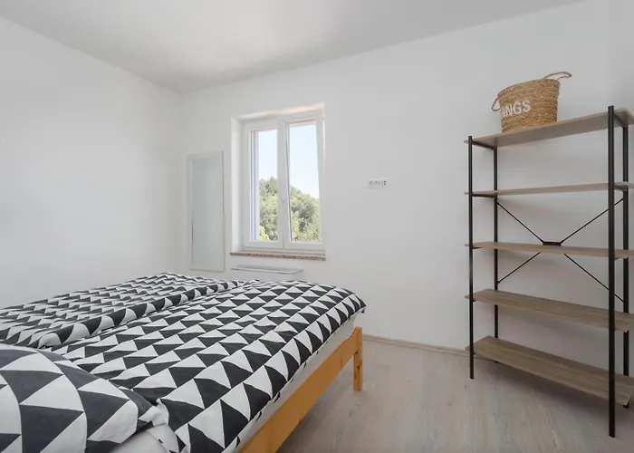 Lägenhet Figaro With Pool And Garden For 4 Persons