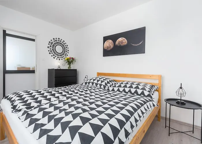 Figaro With Pool And Garden For 4 Persons