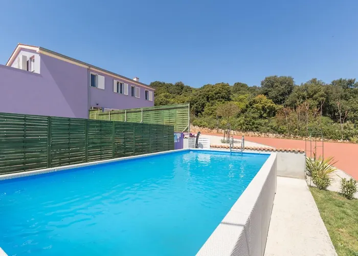 Figaro With Pool And Garden For 4 Persons