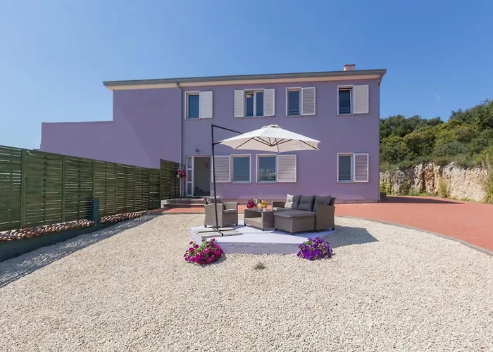 Figaro With Pool And Garden For 4 Persons