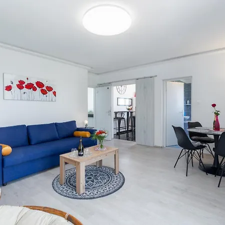 Apartment Figaro With Pool And Garden For 4 Persons