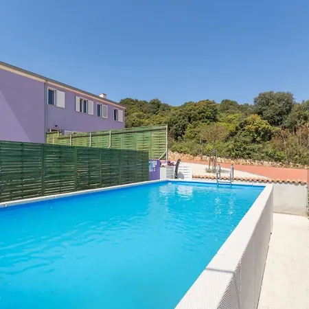 Figaro With Pool And Garden For 4 Persons