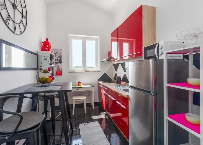 아파트 Figaro With Pool And Garden For 4 Persons